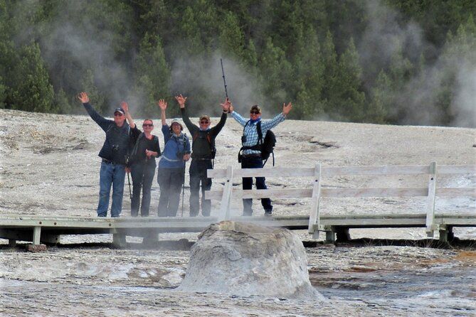 Imagen del tour: Excursión a pie de géiser de 6 millas en Yellowstone con almuerzo