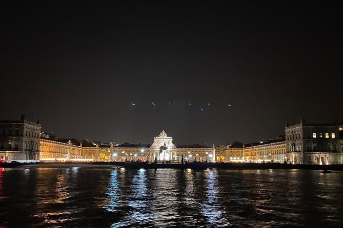 Imagen del tour: Tour nocturno - Paseo nocturno en barco en Lisboa