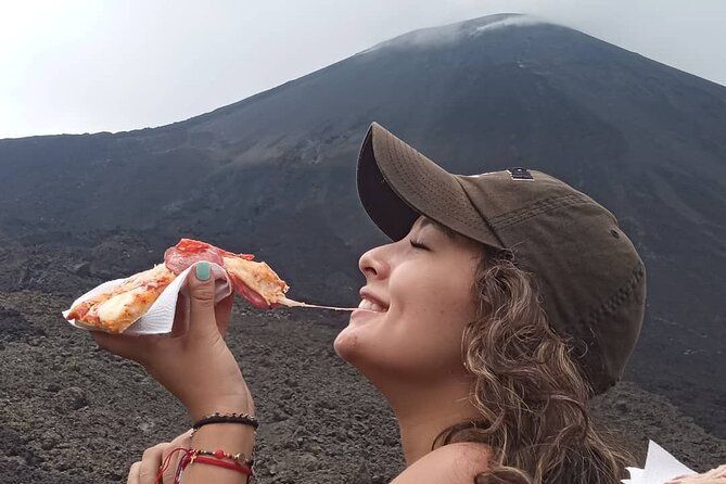 Imagen del tour: Vistas al Volcán Pacaya + Disfrute de una pizza cocinada bajo calor volcánico