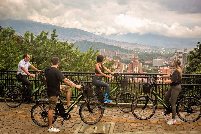 Imagen del tour: Bicicleta Eléctrica City Tour Medellín, Miradores, Bocadillos Locales y Degustación de Bebidas