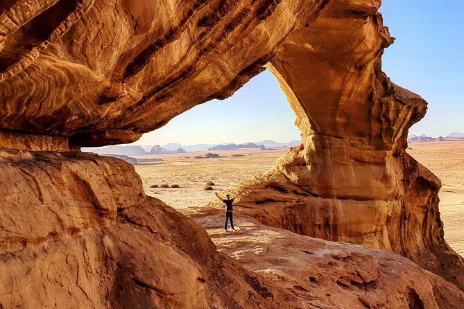 Imagen del tour: Lo mejor de Wadi Rum | Excursión en jeep de día completo + alojamiento en campamento beduino | Paquete todo incluido