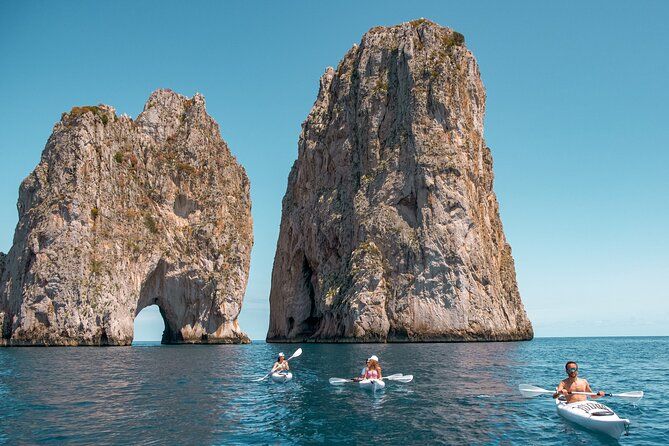 Imagen del tour: Paseo en kayak en Capri entre cuevas y playas