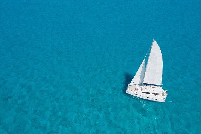Imagen del tour: Recorrido a Islas Mujeres con todo incluido en un catamarán de lujo y esnórquel con salida desde Cancún