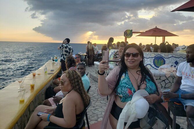Imagen del tour: Negril Seven Mile beach, crucero en catamarán, parasailing, con puesta de sol en Ricks Cafe