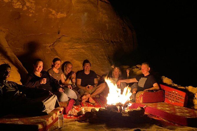 Imagen del tour: Excursión en jeep de día completo a Wadi Rum - Observación de estrellas durante la noche en una cueva - Comida tradicional