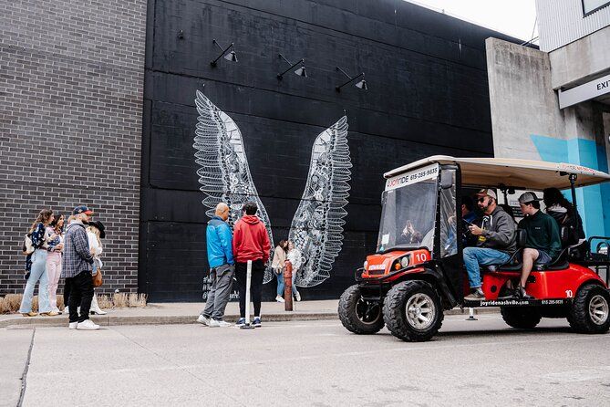 Imagen del tour: Mural Art Tour de Nashville en un carrito de golf