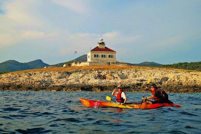 Imagen del tour: Aventura en kayak de mar en grupos pequeños desde la isla de Hvar a las islas Pakleni