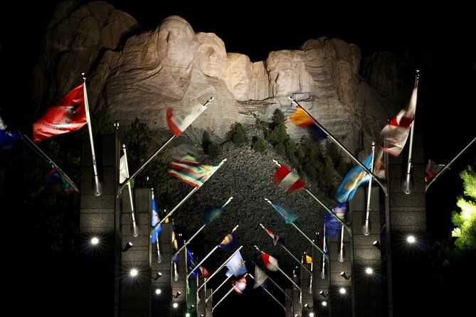 Imagen del tour: Ceremonia e iluminación nocturna del Monte Rushmore