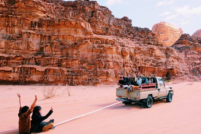 Imagen del tour: Excursión en jeep de día completo en Wadi Rum (incluye almuerzo tipo picnic beduino)