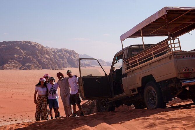 Imagen del tour: Excursión en jeep de medio día en Wadi Rum incl. agua y té beduino