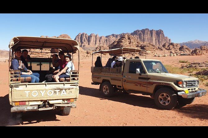 Imagen del tour: Excursión en jeep de día completo y alojamiento en Wadi Rum