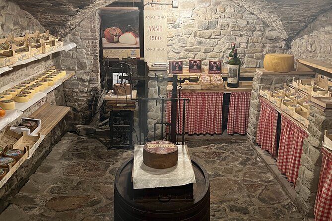 Imagen del tour: Dos catas de vino y visita a una bodega histórica dentro de las antiguas murallas de Montalcino