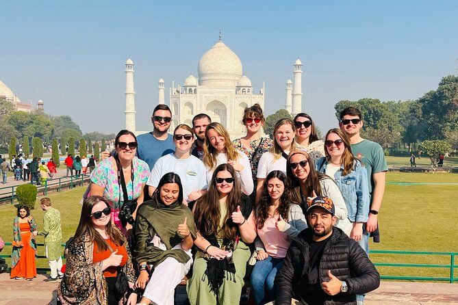 Imagen del tour: Recorrido por el Taj Mahal y el fuerte de Agra en tren superrápido: excursión privada de un día desde Delhi