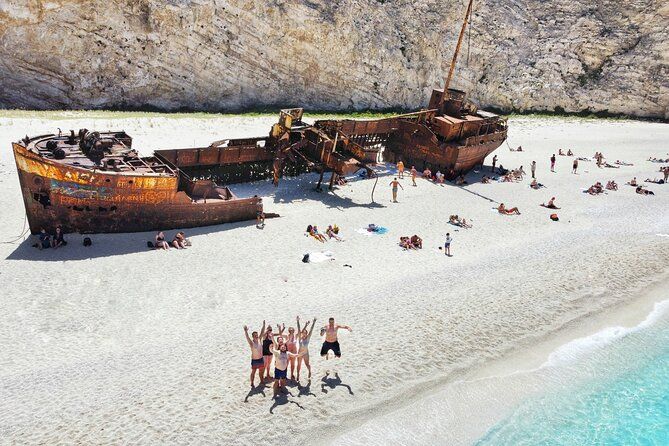 Imagen del tour: Excursión de medio día a Zakynthos Shipwreck beach Blue Caves en bote pequeño
