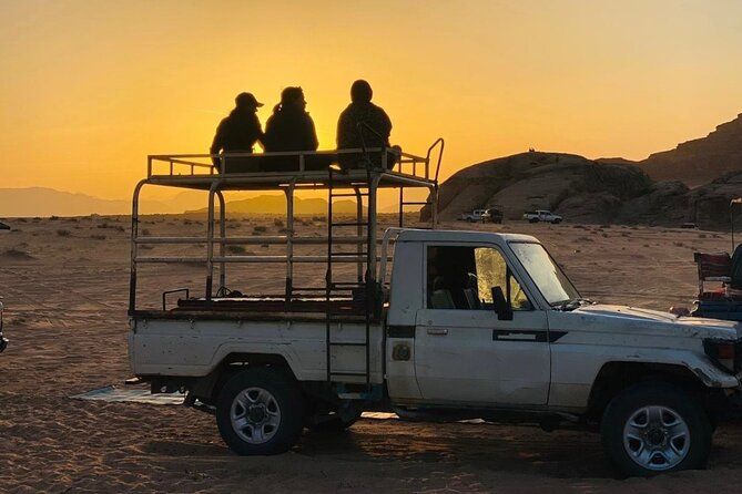 Imagen del tour: Excursión en jeep de día completo a Wadi Rum + noche y cena en campamento beduino