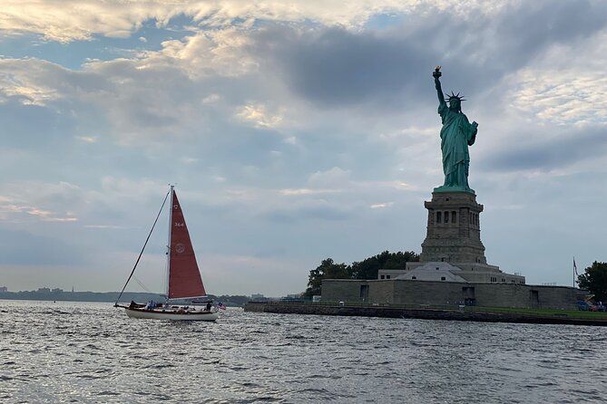 Imagen del tour: Navegación privada por la ciudad de Nueva York y la Estatua de la Libertad