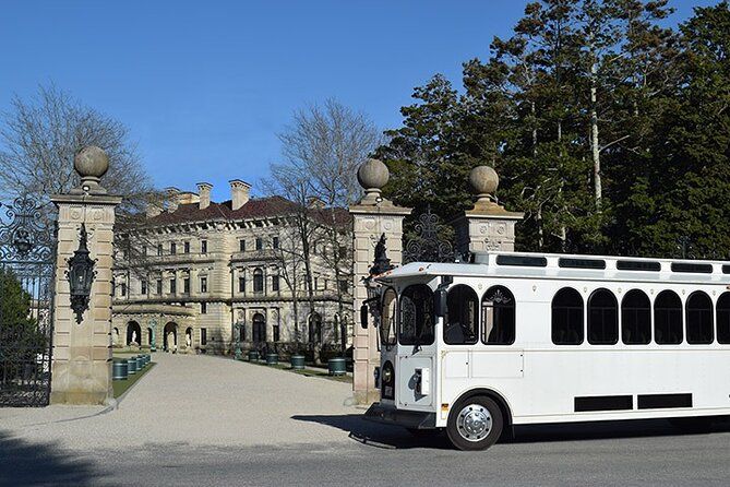 Imagen del tour: Recorrido en tranvía turístico por las mansiones de la época dorada de Newport con acceso al rompeolas