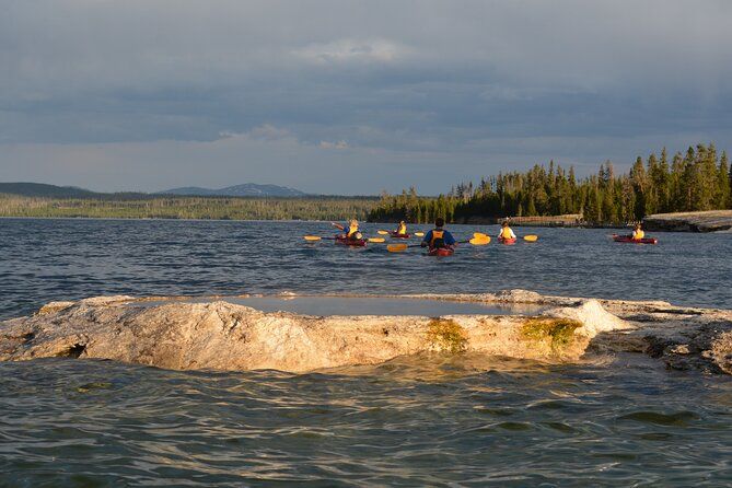 Imagen del tour: Excursión en kayak al atardecer para grupos pequeños en el lago Yellowstone