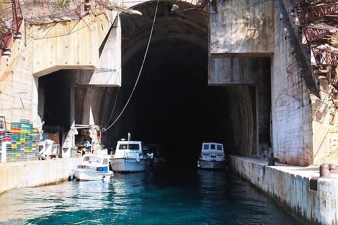 Imagen del tour: Bahías ocultas y túneles de la isla de Brač Aventura privada en barco