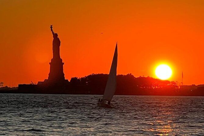 Imagen del tour: Navegación privada al atardecer por el horizonte de Nueva York y la Estatua de la Libertad