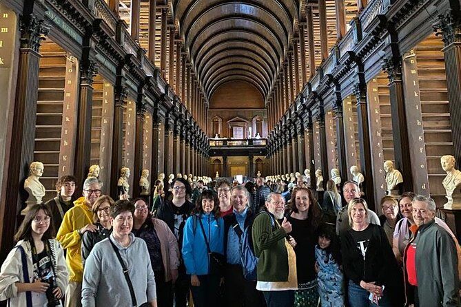 Imagen del tour: Ruta de acceso a primera hora al Libro de Kells con castillo de Dublín