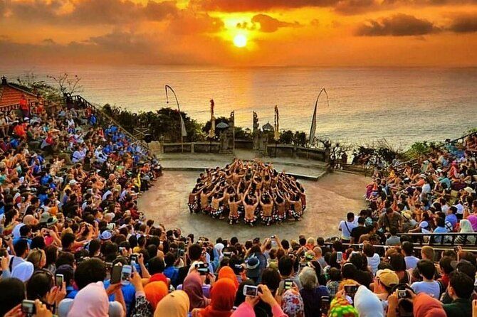 Imagen del tour: La mejor puesta de sol de Bali: Uluwatu Kecak Dance & Dinner Jimbaran Beach