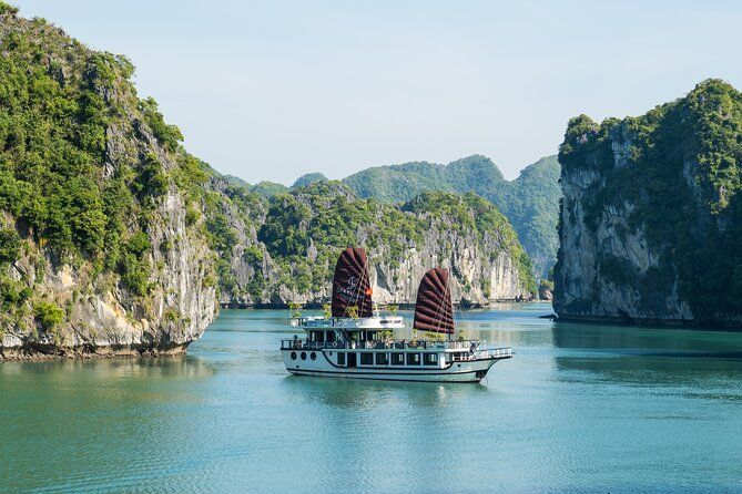 Imagen del tour: Excursión de un día a la bahía de Lan Ha desde la ciudad de Cat Ba: crucero Serenity Premium