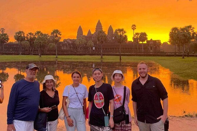 Imagen del tour: Visita al amanecer de Angkor Wat con visitas guiadas y para grupos pequeños