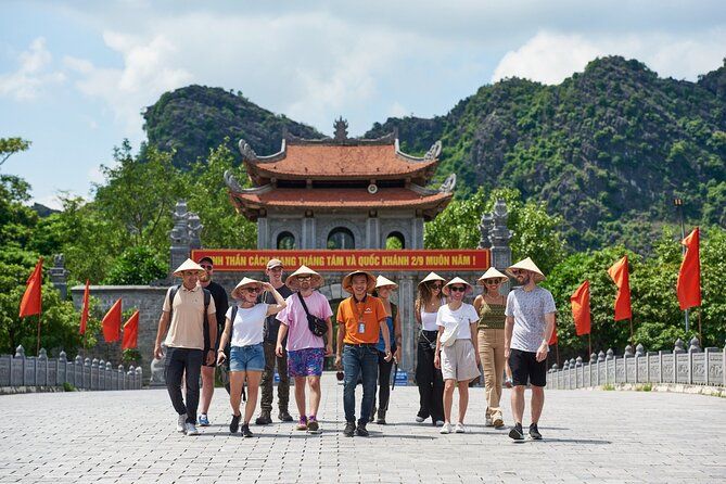 Imagen del tour: Excursión de un día a Ninh Binh: cueva Hoa Lu-Trang An-Mua, buffet, ciclismo y barco