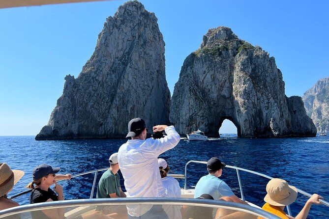 Imagen del tour: Paseo en barco por Capri con patrón local.