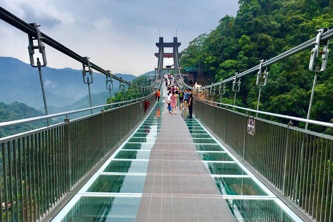 Imagen del tour: Excursión de día completo a Guangzhou al puente Gulong Glass Skywalk