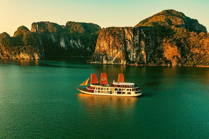 Imagen del tour: Experiencia Emperor Cruises 2 días 1 noche en la bahía de Halong.