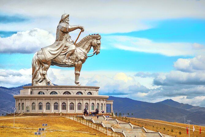 Imagen del tour: Excursión de un día a la estatua de Genghis Khan + Bonificación Parque Nacional Terelj y Templo Aryabal
