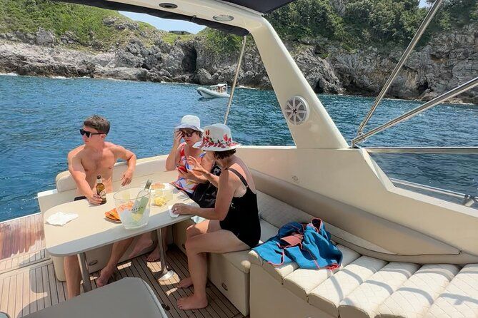 Imagen del tour: Paseo en barco privado por la costa de Amalfi con aperitivo.
