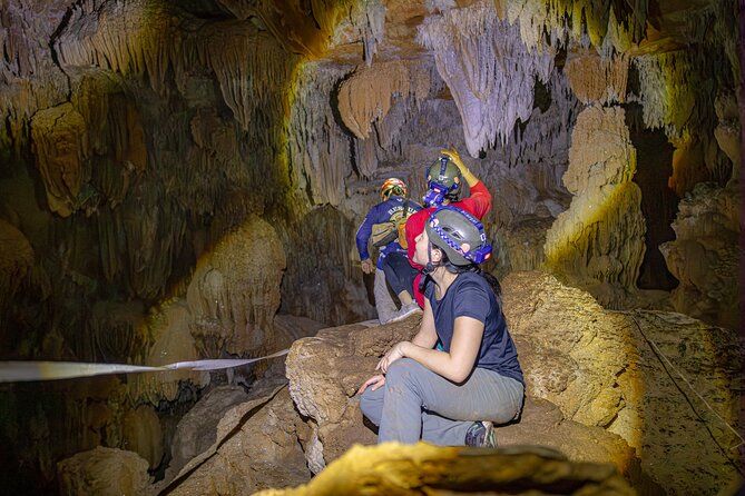 Imagen del tour: Excursión de un día a Crystal Cave y Blue Hole National Park