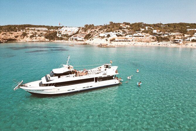 Imagen del tour: Paseo en barco de 5 horas por Ibiza con almuerzo, 6 bebidas, tablas de SUP y DJ