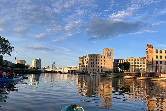 Imagen del tour: Tour en kayak para grupos pequeños por Skyline en Milwaukee