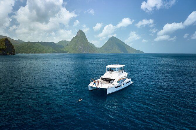 Imagen del tour: Excursión privada en catamarán de lujo de día completo