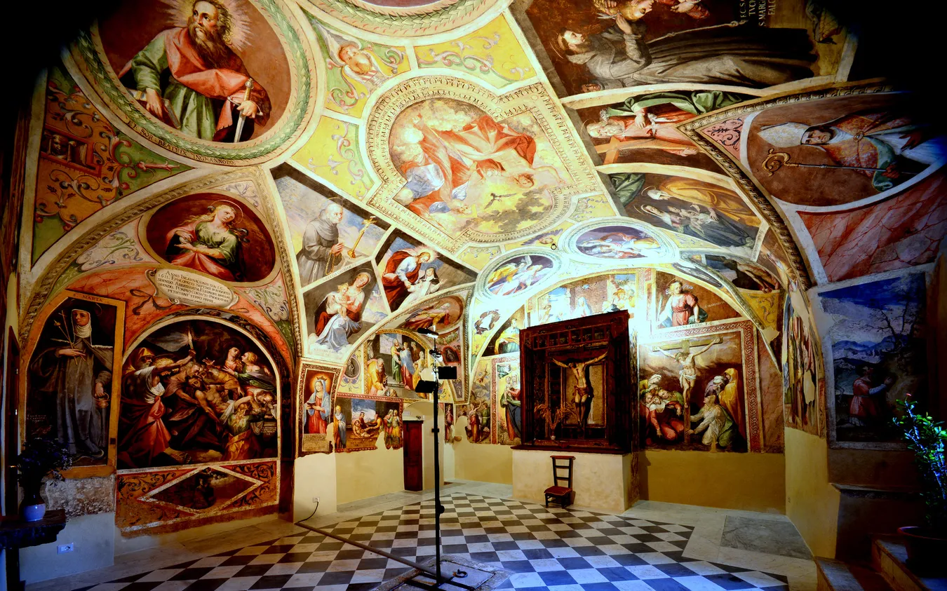 El interior de la iglesia con imágenes ortodoxas