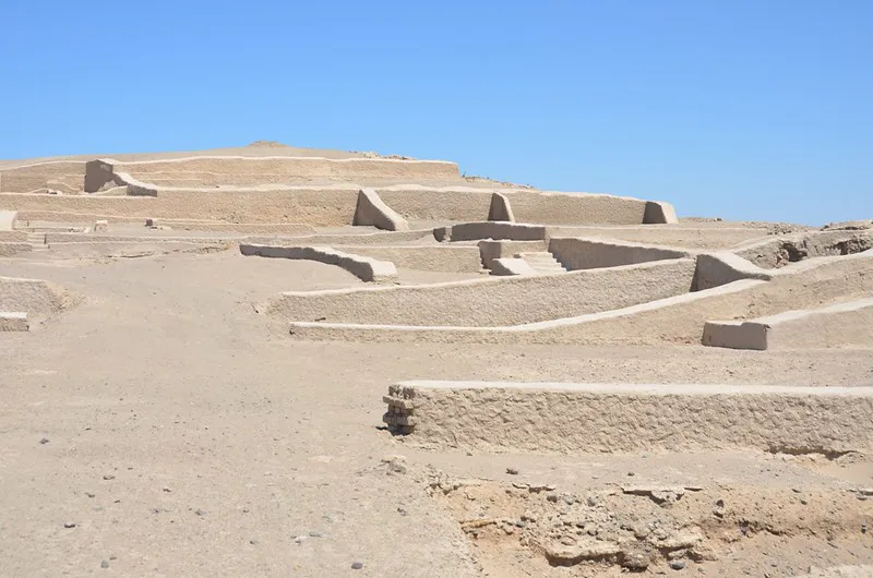 Pirámide de Cahuachi con luz del sol