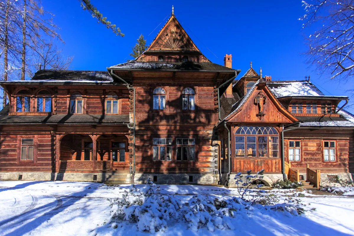 La entrada principal al Museo Willa Koliba totalmente construido en madera y rodeado de nieve