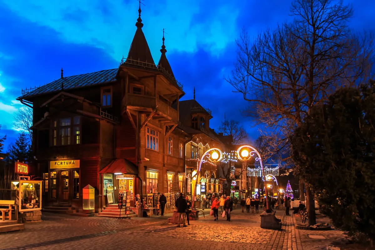 Una de las calles principales de Zakopane por la noche