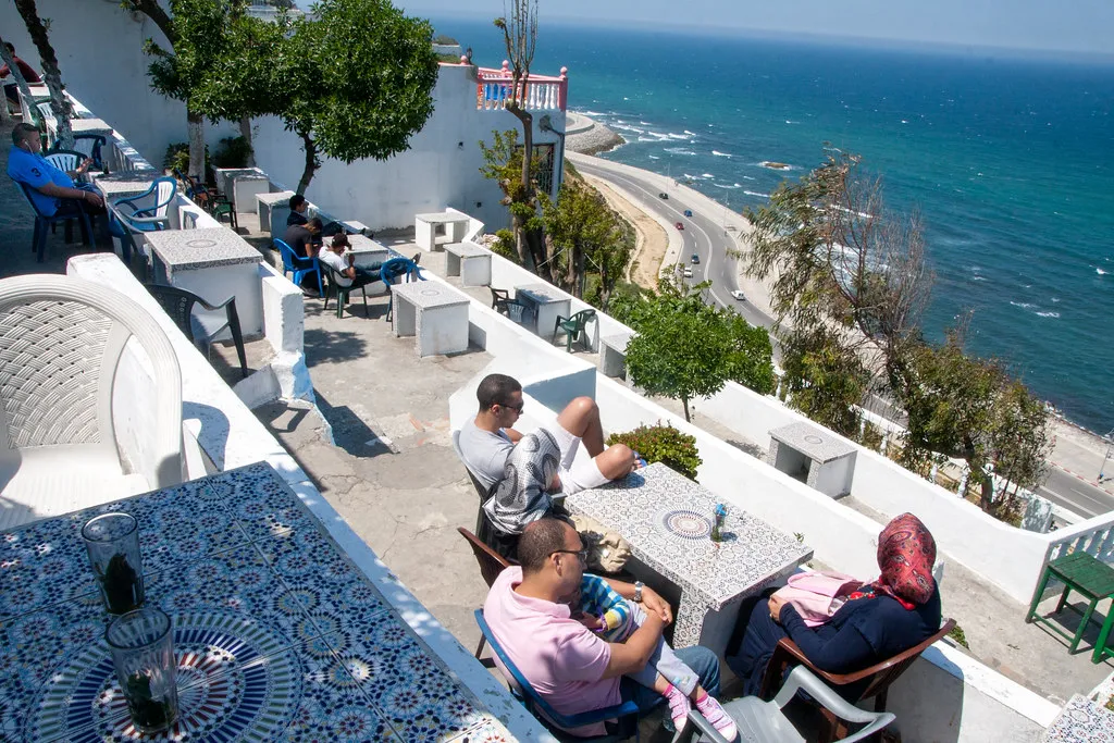 Terraza y gente tomando algo con vistas al mar