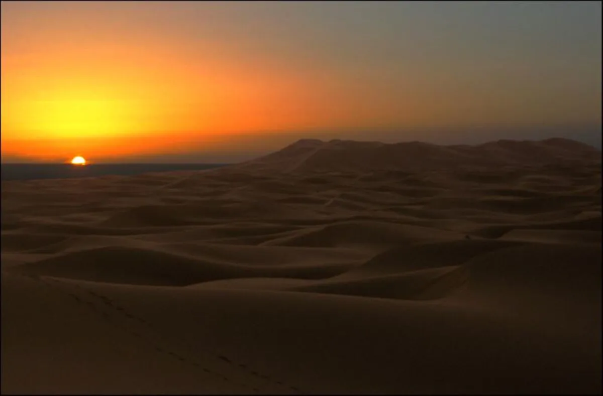 Panorámica de un precioso amanecer en el desierto