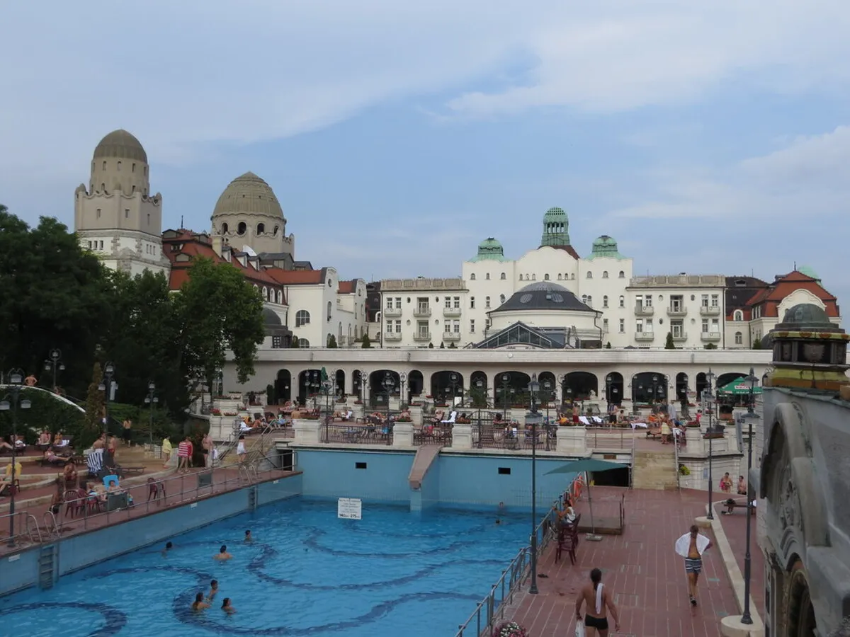 El exterior del balneario Gellert con la piscina principal