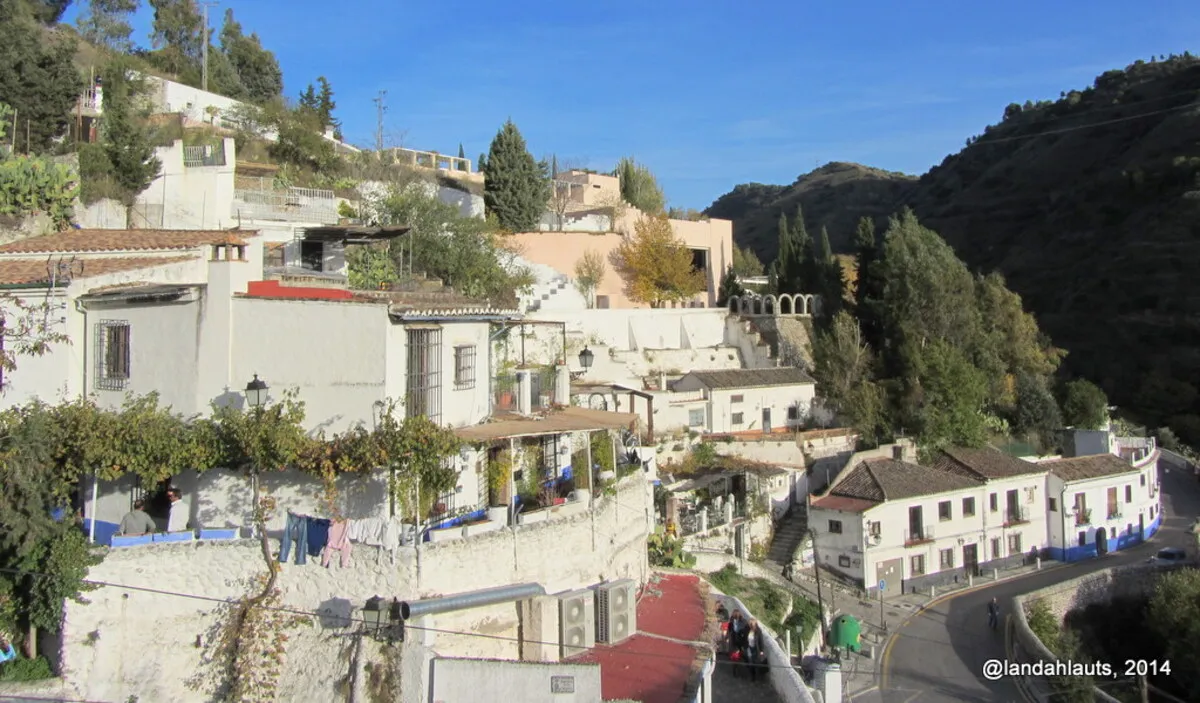 Casas blancas del barrio con el monte de fondo