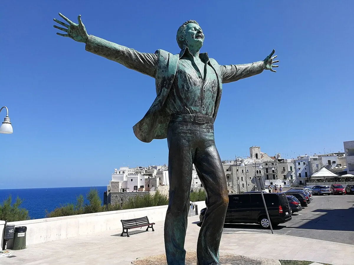 La estatua de Domenico con la imagen del cantante abriendo los brazos y con los ojos cerrados