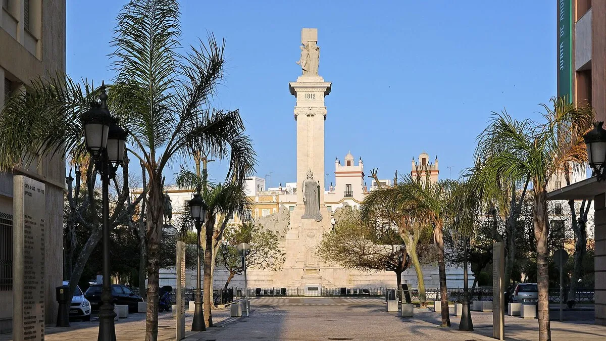 Plaza con palmeras y el monumento de fondo durante un día soledado