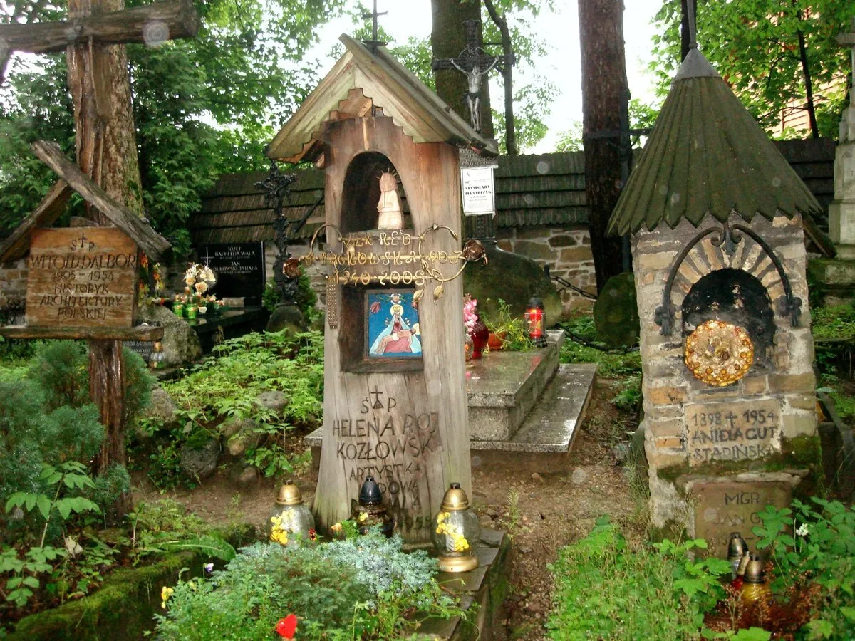 Alguna de las tumbas del cementerio con los nombres tallados en la madera