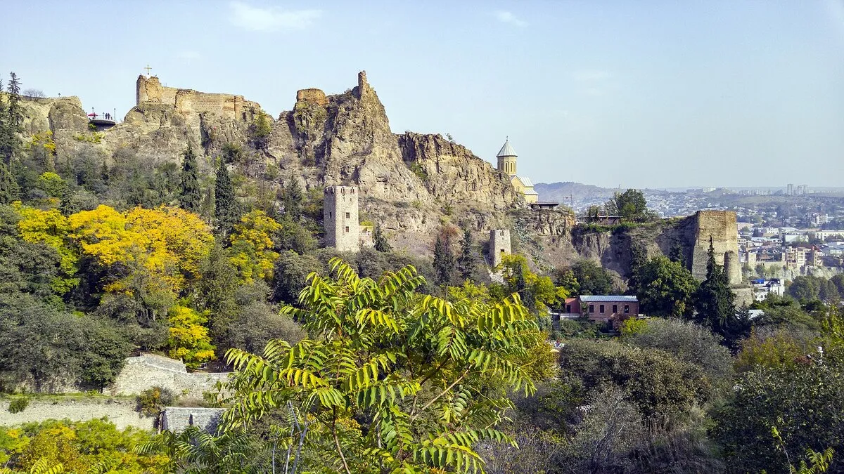 El Jardin Botanico de la ciudad de Tiflis con la fortaleza al fondo